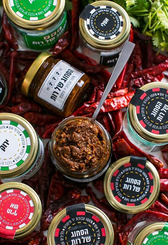 מכסי ז'יטונים לזכר הסבתא. צנצנות "הסחוג של רות" // צילום: איתיאל ציון